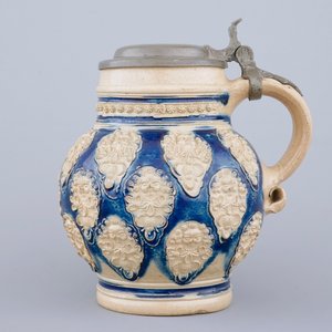 A globular Westerwald stoneware jug with applied masks, 17th C. — 照片 2