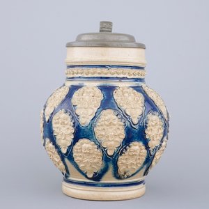 A globular Westerwald stoneware jug with applied masks, 17th C. — 照片 5