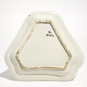 A Gmünden faience jug, Austria, 18th C. and a triangular Ferdiš Kostka dish, Slovakia, ca. 1900 — photo 3