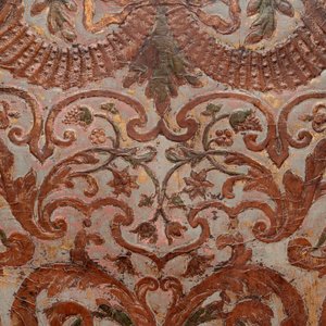 A gold leather fragment with floral design mounted on a wooden panel, Mechelen, 18th C. — photo 4