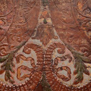 A gold leather fragment with floral design mounted on a wooden panel, Mechelen, 18th C. — photo 5