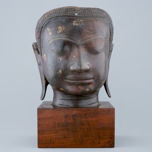 A gold-splashed bronze head of Buddha, South-East Asia, 19/20th C. — photo 2
