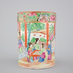 A good Chinese Canton famille rose porcelain brush pot, 19th C. — photo 1