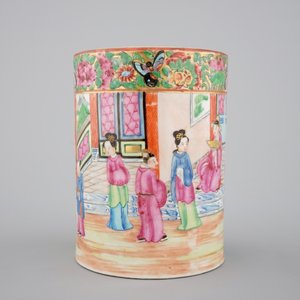 A good Chinese Canton famille rose porcelain brush pot, 19th C. — photo 2