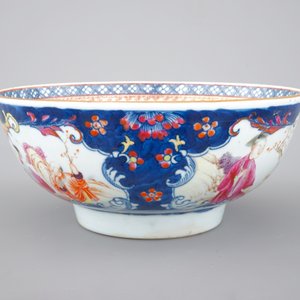A good Chinese export porcelain Mandarin pattern bowl, 18th C. — photo 3