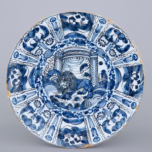 A good Dutch Delft blue and white chinoiserie dish with a lion, 17/18th C. — photo 1
