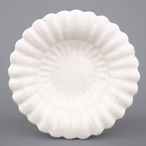 A good Dutch Delft monochrome white fluted charger, late 17th C. — 照片 1