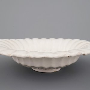 A good Dutch Delft monochrome white fluted charger, late 17th C. — 照片 3
