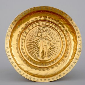 A good Nuremberg brass alms bowl showing Mary on the crescent moon, 16th C. — photo 1