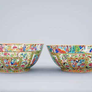 A good pair of Chinese Canton rose medallion bowls, 19th C. — photo 2
