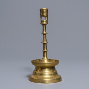 A gothic bronze candlestick, Low Countries, 15/16th C. — photo 1