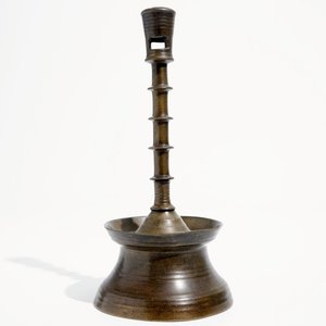 A gothic bronze candlestick, Low Countries, 15/16th C. — 照片 1