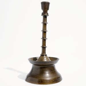 A gothic bronze candlestick, Low Countries, 15/16th C. — 照片 4