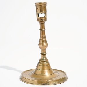A gothic bronze candlestick, Low Countries, 16th C. — photo 1