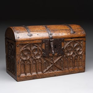 A Gothic Revival oak casket with wrought-iron mounts, 19th C. — 照片 1