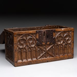 A Gothic Revival oak casket with wrought-iron mounts, 19th C. — 照片 2