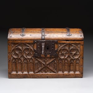 A Gothic Revival oak casket with wrought-iron mounts, 19th C. — 照片 3