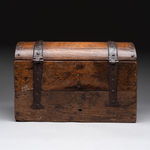 A Gothic Revival oak casket with wrought-iron mounts, 19th C. — 照片 5