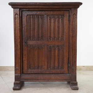 A gothic revival one door oak cabinet, 19th C. — 照片 2