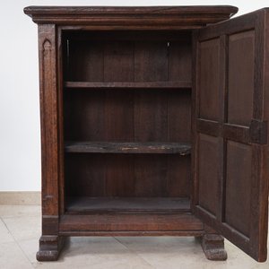 A gothic revival one door oak cabinet, 19th C. — 照片 3