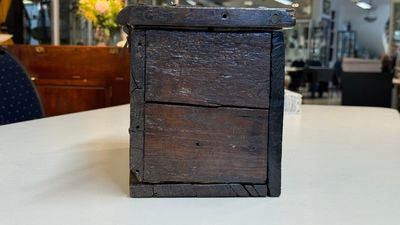 A Gothic wrought iron-mounted oak chest, probably France, 14/15th C. — 照片 1