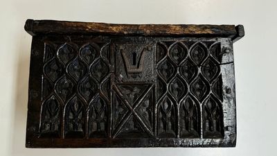 A Gothic wrought iron-mounted oak chest, probably France, 14/15th C. — 照片 2