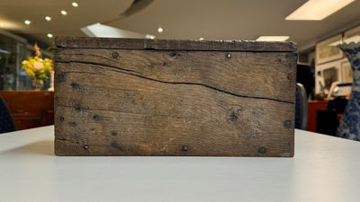 A Gothic wrought iron-mounted oak chest, probably France, 14/15th C. — 照片 3