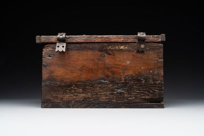 A Gothic wrought iron-mounted oak chest, probably France, 14/15th C. — 照片 4