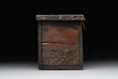 A Gothic wrought iron-mounted oak chest, probably France, 14/15th C. — 照片 5