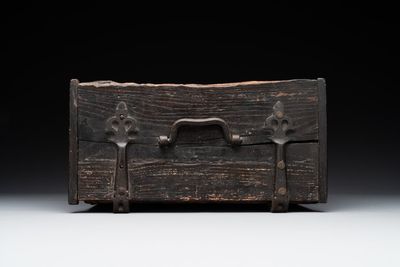 A Gothic wrought iron-mounted oak chest, probably France, 14/15th C. — 照片 6