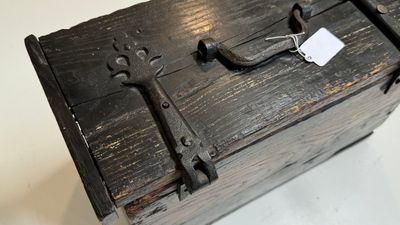 A Gothic wrought iron-mounted oak chest, probably France, 14/15th C. — 照片 9