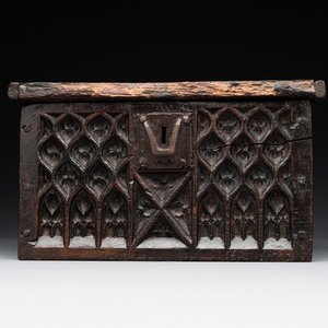 A Gothic wrought iron-mounted oak chest, probably France, 14/15th C. — 照片 1