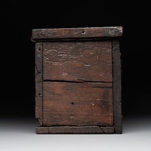A Gothic wrought iron-mounted oak chest, probably France, 14/15th C. — 照片 2