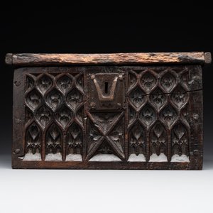 A Gothic wrought iron-mounted oak chest, probably France, 14/15th C. — 照片 3