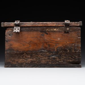 A Gothic wrought iron-mounted oak chest, probably France, 14/15th C. — 照片 4