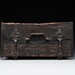 A Gothic wrought iron-mounted oak chest, probably France, 14/15th C. — 照片 6