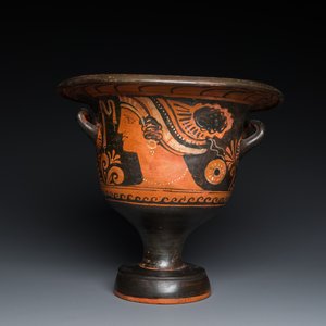 A Greek Apulian red figure bell krater with a winged female and a lady's head, 4th C. b.C. — photo 1