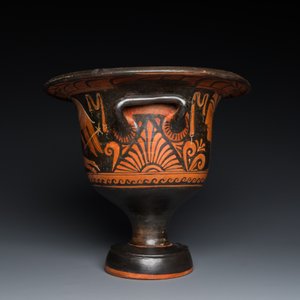 A Greek Apulian red figure bell krater with a winged female and a lady's head, 4th C. b.C. — photo 4
