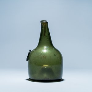 A green glass wine bottle with a crowned alliance seal, 17th C. — 照片 4