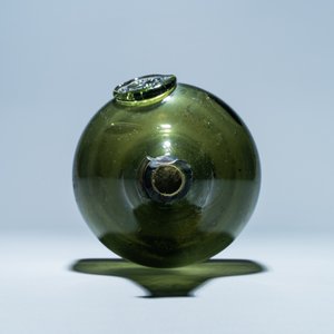 A green glass wine bottle with a crowned alliance seal, 17th C. — 照片 5