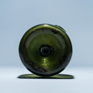 A green glass wine bottle with a crowned alliance seal, 17th C. — 照片 6
