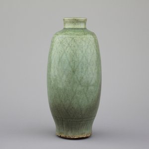 A green glazed Ming dynasty Longquan vase — 照片 1