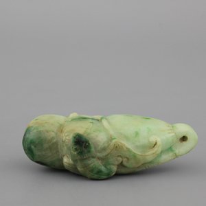 A green mottled jade carving of a fish, 19/20th C. — photo 1