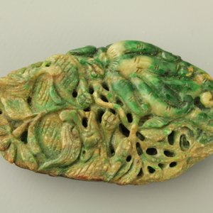 A green mottled jade carving of fruits, 20th C. — 照片 4