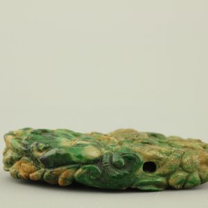 A green mottled jade carving of fruits, 20th C. — 照片 5