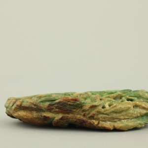 A green mottled jade carving of fruits, 20th C. — 照片 6