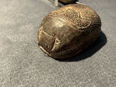 A green stone sculpture of Osiris, a steatite scarab and a green frit Thot, Egypt, New Kingdom to Ptolemaic period — 照片 7