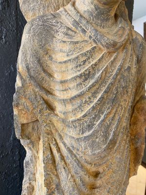 A grey schist figure of Buddha Shakyamuni, Gandhara, 3rd/4th C. — photo 5
