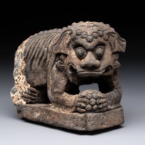 A grey stoneware Buddhist lion, Southeast Asia, 19th C. — foto 1