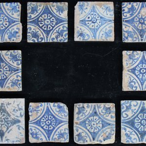 A group of 10 Manises tiles blue and white, 16th C. and one lozenge shaped tile, 17th C. — photo 1